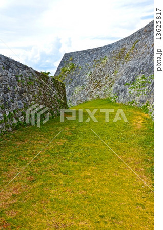 世界遺産･座喜味城跡の「二の郭」（沖縄県中頭郡読谷村） 13625817