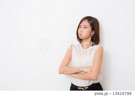 怒る女性 怒る女性 13626788