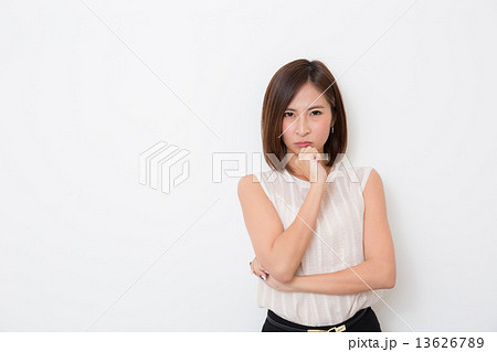 怒る女性 13626789