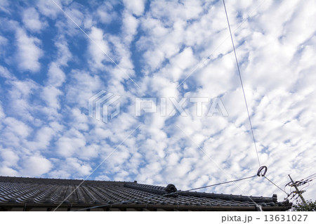 高積雲の空と屋根と電線 13631027