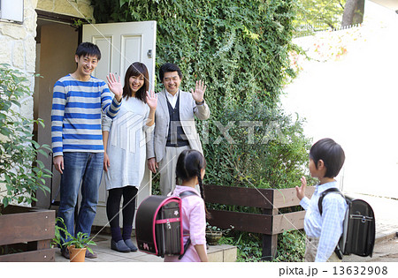 朝の見送り 13632908