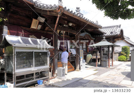 四国霊場第73番札所「出釈迦寺」本堂とお遍路さん 13633230