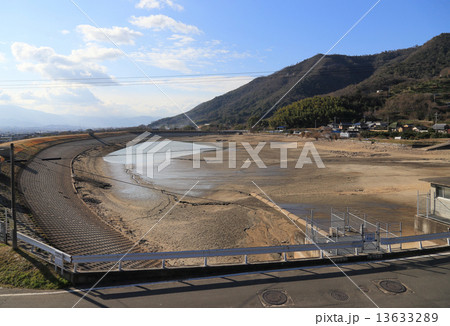 溜池の「池干し」(香川県三豊市豊中町の宮池) 溜池の「池干し」(香川県三豊市豊中町の宮池) 13633289
