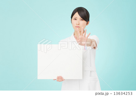 メッセージボードを持って制止するナース 13634253