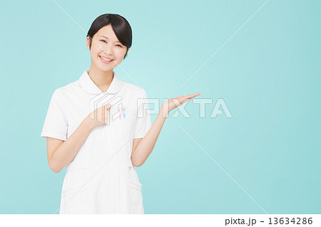案内するナース 13634286
