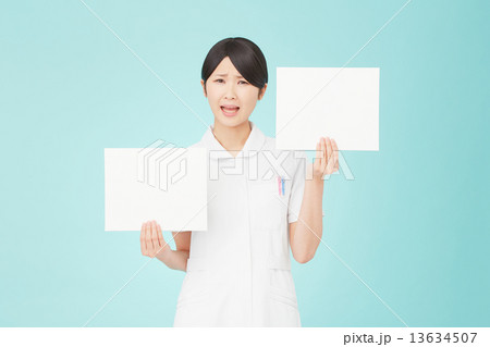 二枚のメッセージボードを持って困るナース 二枚のメッセージボードを持って困るナース 13634507