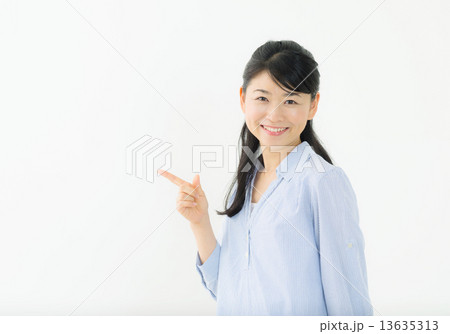 指差す若い女性 指差す若い女性 13635313