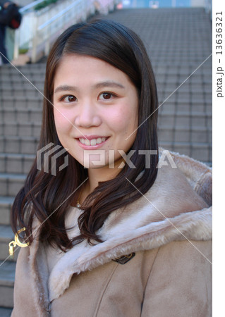 女性　街 13636321