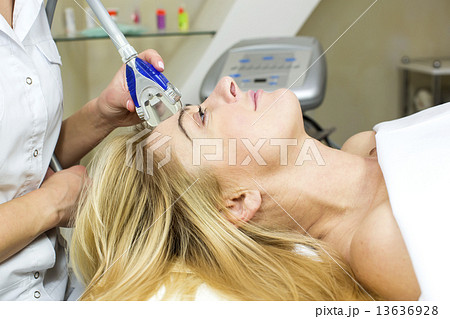 woman is in the process at the clinic lipomassage woman is in the process at the clinic lipomassage 13636928