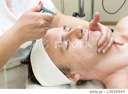 man in a beauty salon facial and massage 13636944