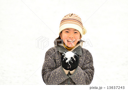 雪遊びをする女の子 13637243