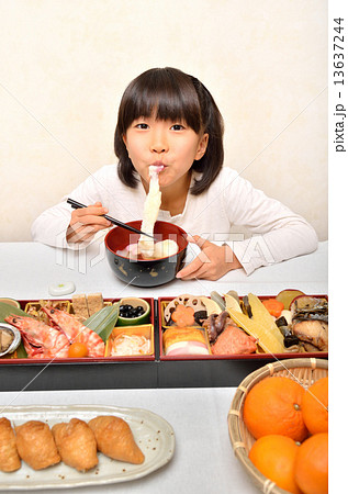 お雑煮を食べる女の子 13637244
