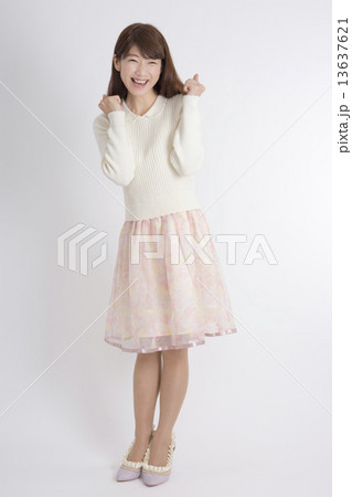 応援する女性 応援する女性 13637621