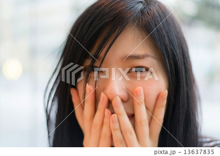 驚いた顔の女性ポートレートの写真素材