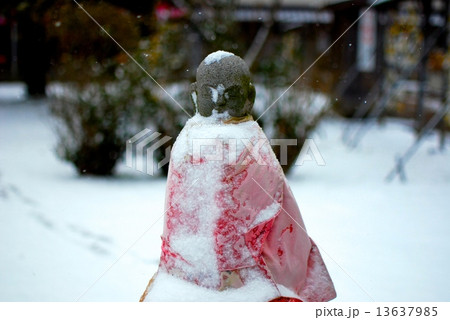 冬の寒さに耐えるお地蔵さん 13637985