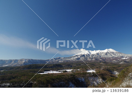 冬の御嶽山　たなびく噴煙’１５年冬　九蔵峠より 13639186