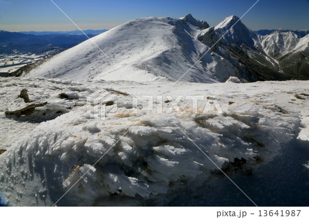 八ヶ岳・硫黄岳山頂のエビのしっぽと横岳・赤岳方面 13641987