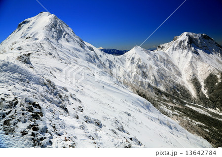 八ヶ岳・赤岳稜線から赤岳山頂と阿弥陀岳を望む 13642784