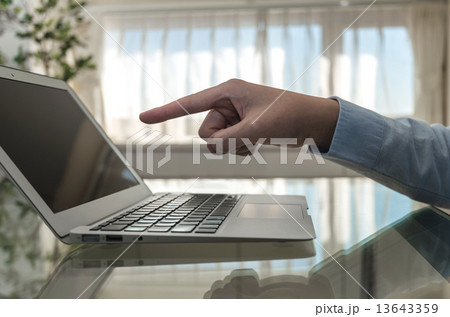 指摘する 13643359