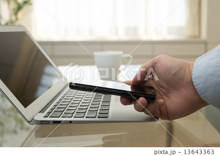 スマートフォンを持つ男性 スマートフォンを持つ男性 13643363