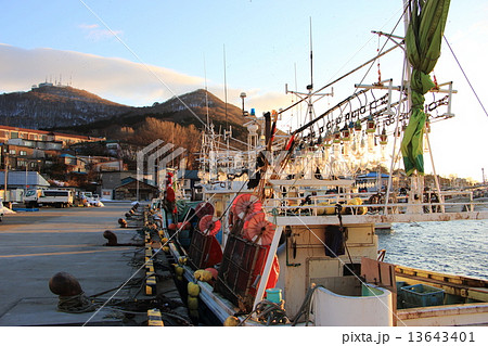 函館 入舟漁港 イカ釣り船 夕焼け の写真素材