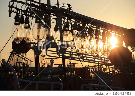 函館 入舟漁港 イカ釣り船 夕焼け の写真素材