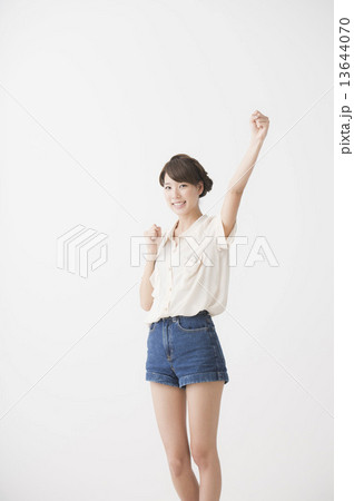 白いシャツの女性 13644070