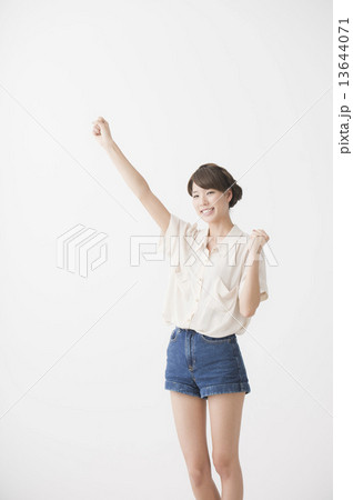 白いシャツの女性 白いシャツの女性 13644071