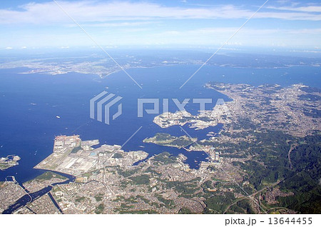 快晴の神奈川県三浦半島上空から横須賀市と東京湾を挟んで対岸に千葉県の房総半島を見るの写真素材