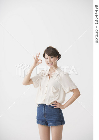白シャツの女性 白シャツの女性 13644499