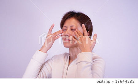 クリームを塗る女性 クリームを塗る女性 13644535
