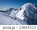 涸沢岳山頂から望む前穂高岳と奥穂高岳 13645313