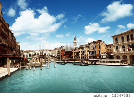 Rialto bridge in Venice, Italy 13647582