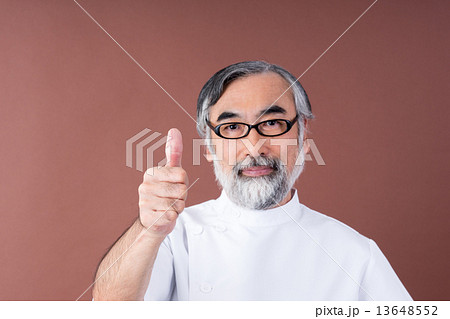 シニアの白衣の男性 シニアの白衣の男性 13648552