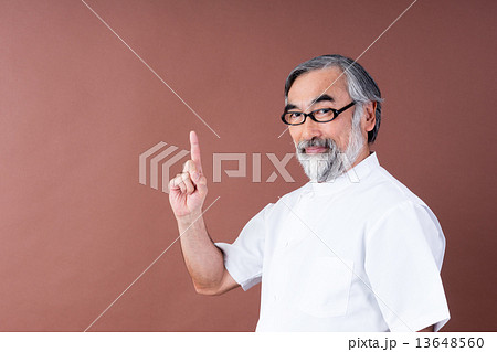 シニアの白衣の男性 13648560