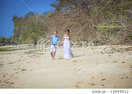 Loving Wedding Couple on Ocean Coastline. 13649012