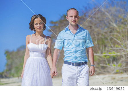Loving Wedding Couple on Ocean Coastline. 13649022