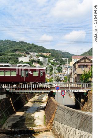 阪神間を走る阪急電車 13649406