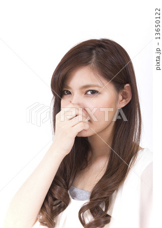 臭いを気にする若い女性 13650122