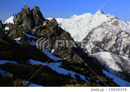 北アルプス・表銀座縦走路の蛙岩と槍ヶ岳 13650358