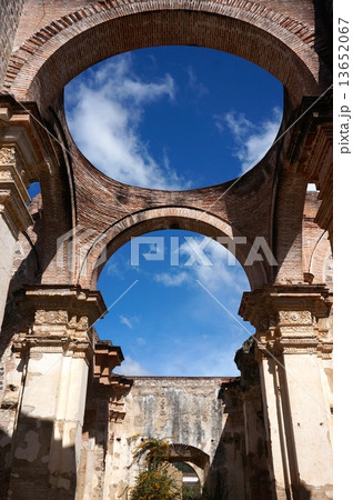 カテドラル、アンティグア、グアテマラ、縦 13652067