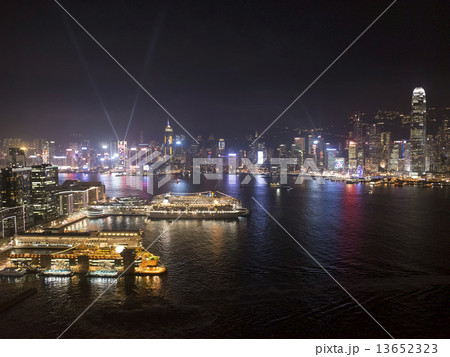 香港ビクトリアハーバーの夜景 13652323