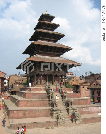 ネパール バクタプル ニャタポラ寺院 ネパール バクタプル ニャタポラ寺院 13652676
