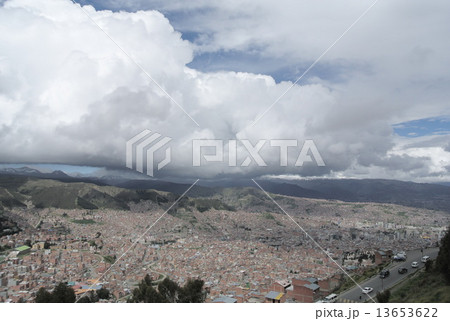 丘から眺めるラパス 13653622
