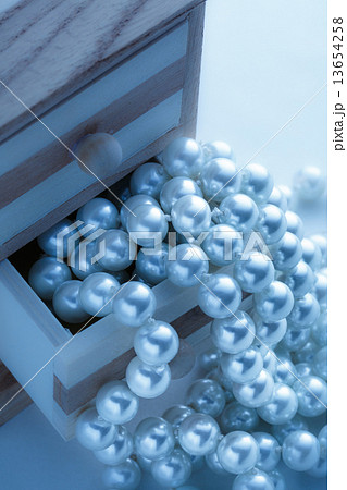 Pearl in wooden box 13654258