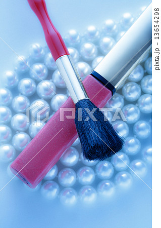 Make up brush on pearl 13654298