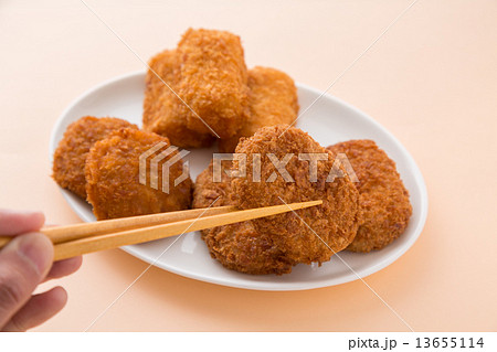 コロッケを取る 13655114