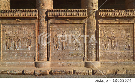 Hieroglyphic carvings on the exterior walls of an ancient egypti Hieroglyphic carvings on the exterior walls of an ancient egypti 13655674