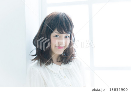 ミディアムヘアの女性 ミディアムヘアの女性 13655900