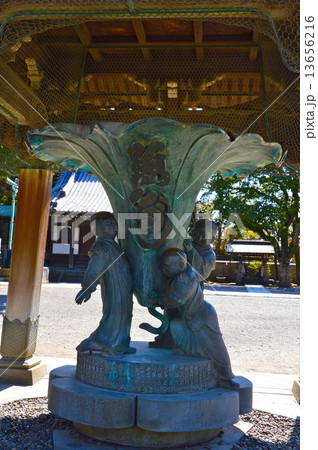 青銅製の噴水（柴又 帝釈天／東京都葛飾区柴又7丁目） 13656216